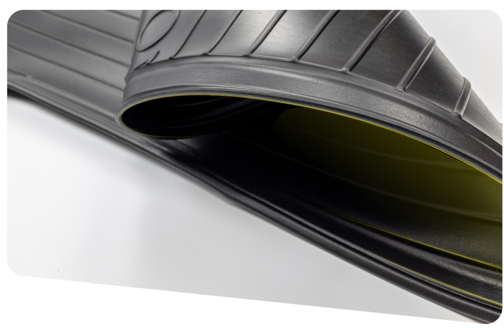 Kevyt ja joustava tavaratilan matto